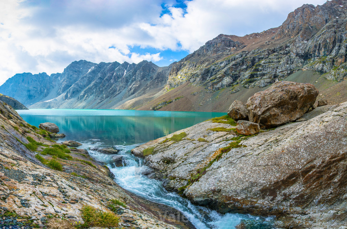 Изумрудное озеро Киргизия